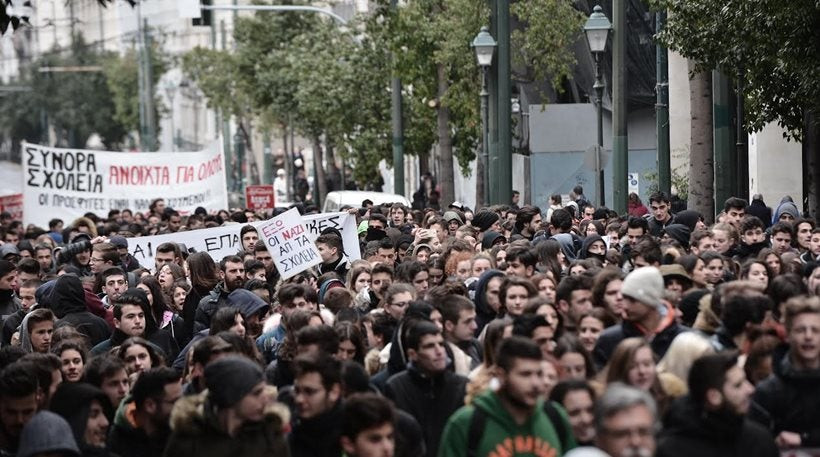 Συλλαλητήριο στα Προπύλαια από μαθητές: Διεκδικούν «το σχολείο που τους αξίζει»